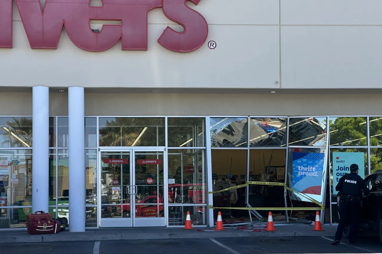 Camioneta se estrella contra tienda en Las Cruces; hay 15 heridos