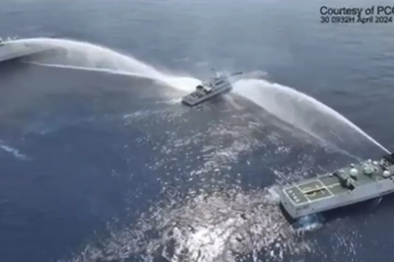 Barcos chinos disparan cañones de agua contra barcos filipinos