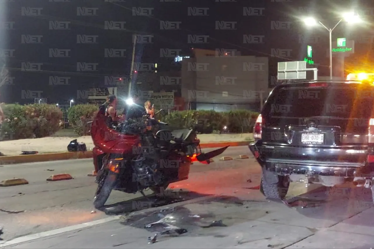 Otra de bikers: Camioneta choca a motociclista y lo deja lesionado