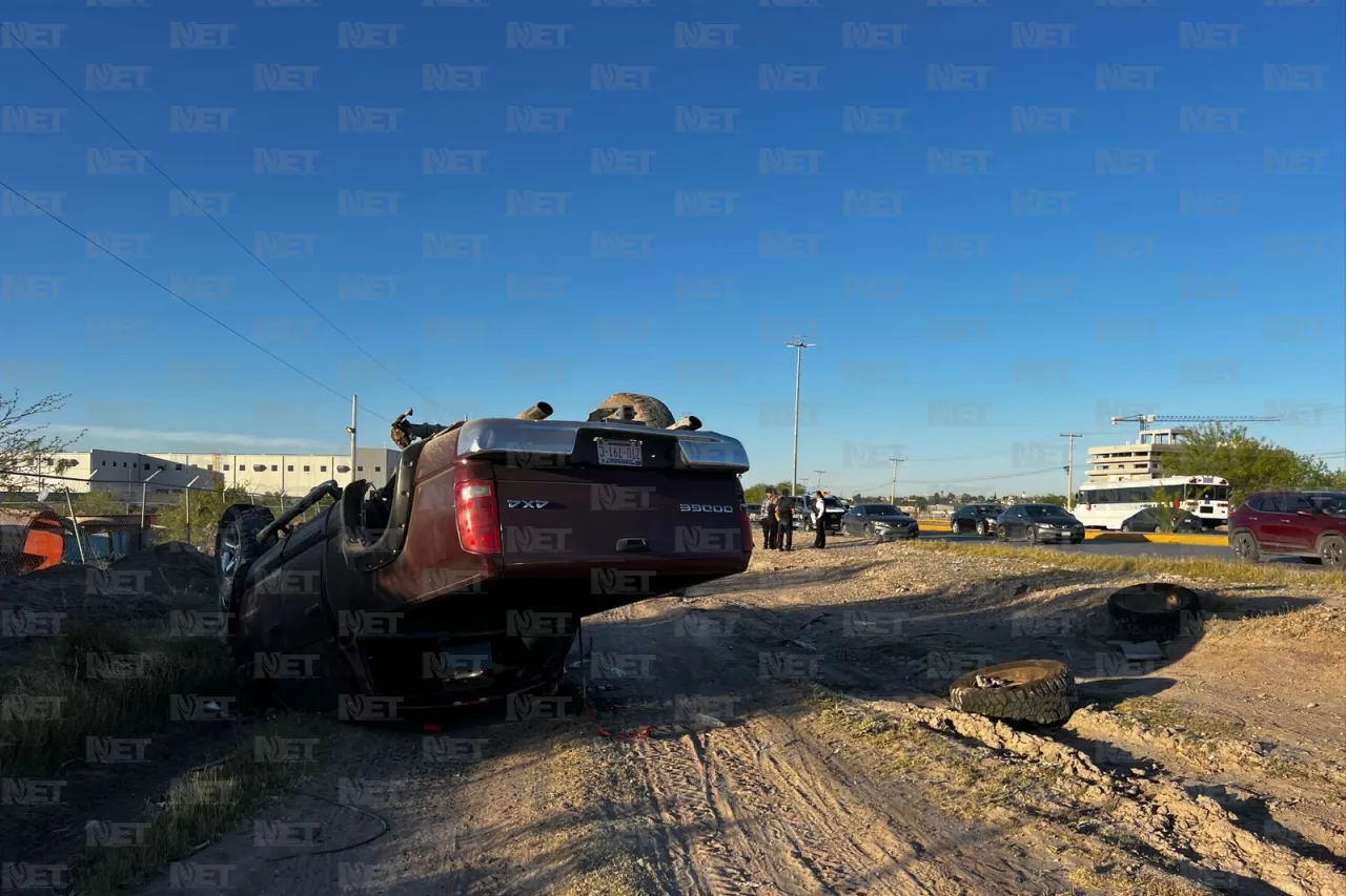 Pierde el control de su camioneta y vuelca