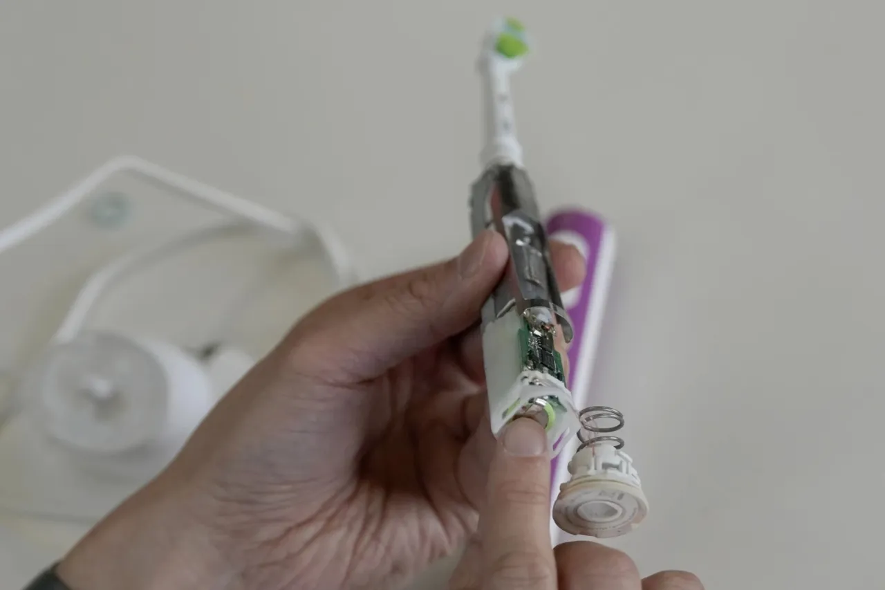Cómo reparar un cepillo de dientes eléctrico
