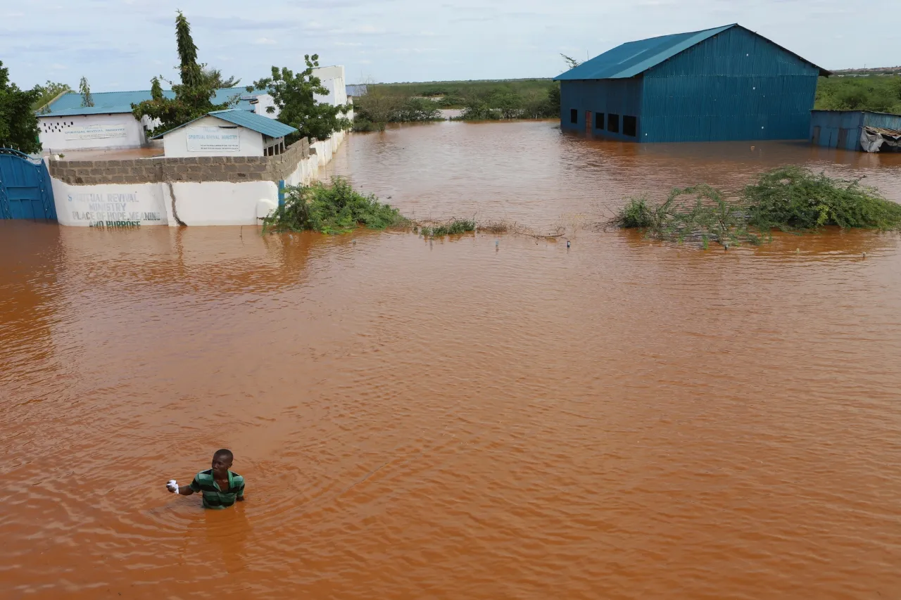 Aplazan reapertura de escuelas debido a fuertes lluvias e inundaciones en Kenia
