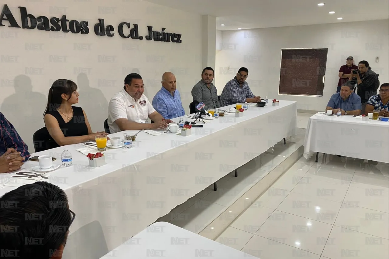 Conversa Pérez Cuéllar con asociados de la Central de Abastos