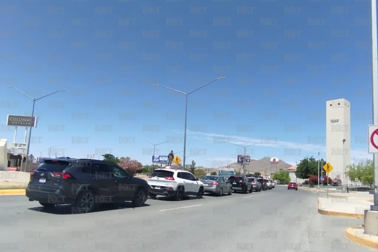 Largas filas para cruzar a El Paso por el puente Libre