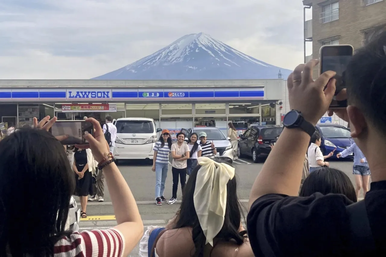 Para ahuyentar a turistas, construyen pantalla que bloquea vista del Monte Fuji