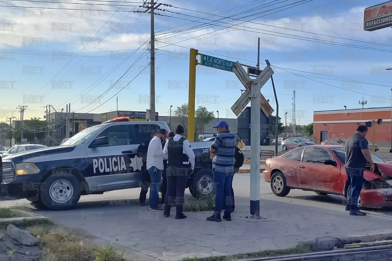 Conductora se pasa semáforo en rojo y choca a policías