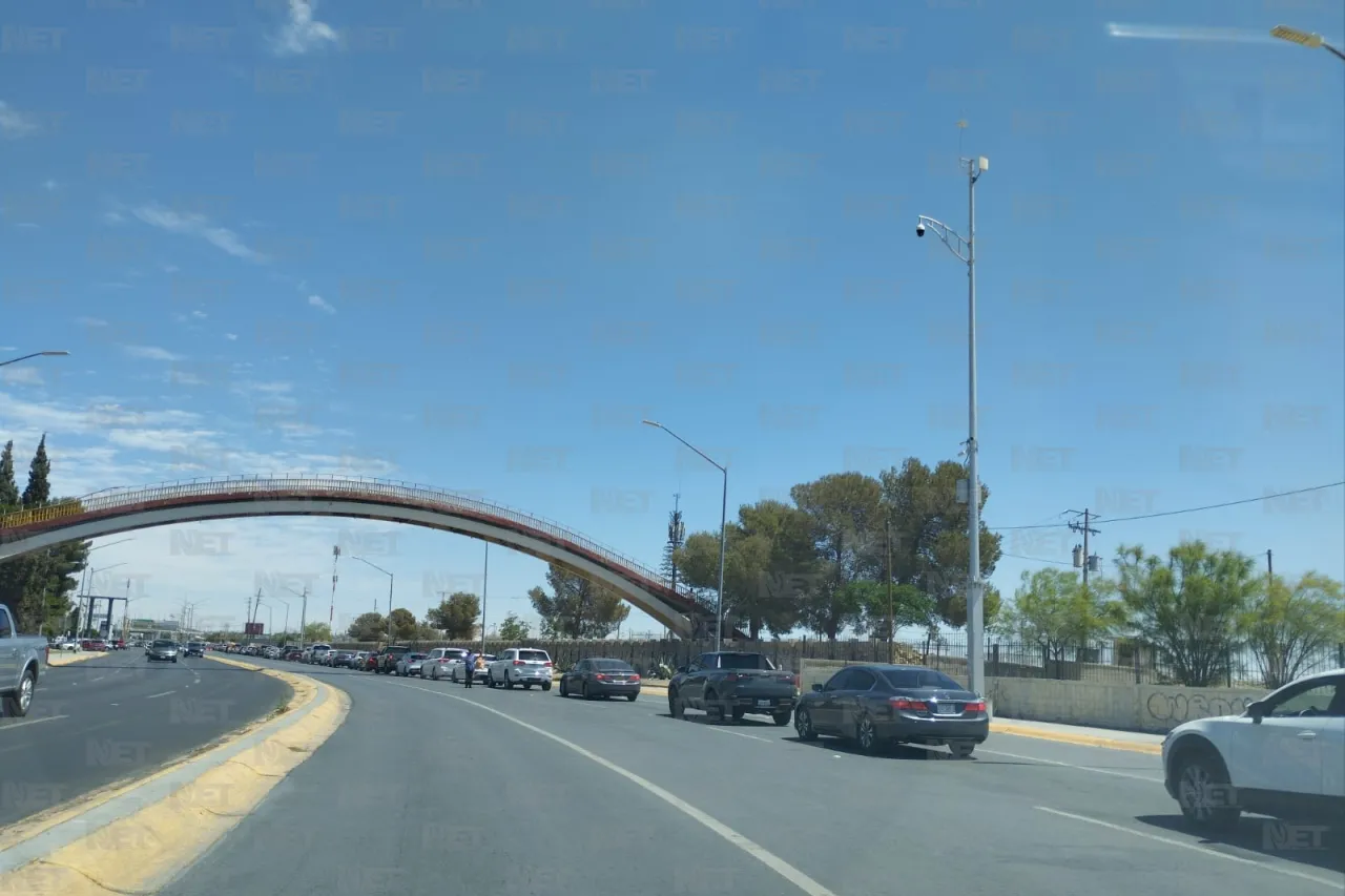 Largas filas para cruzar a El Paso por el puente Libre
