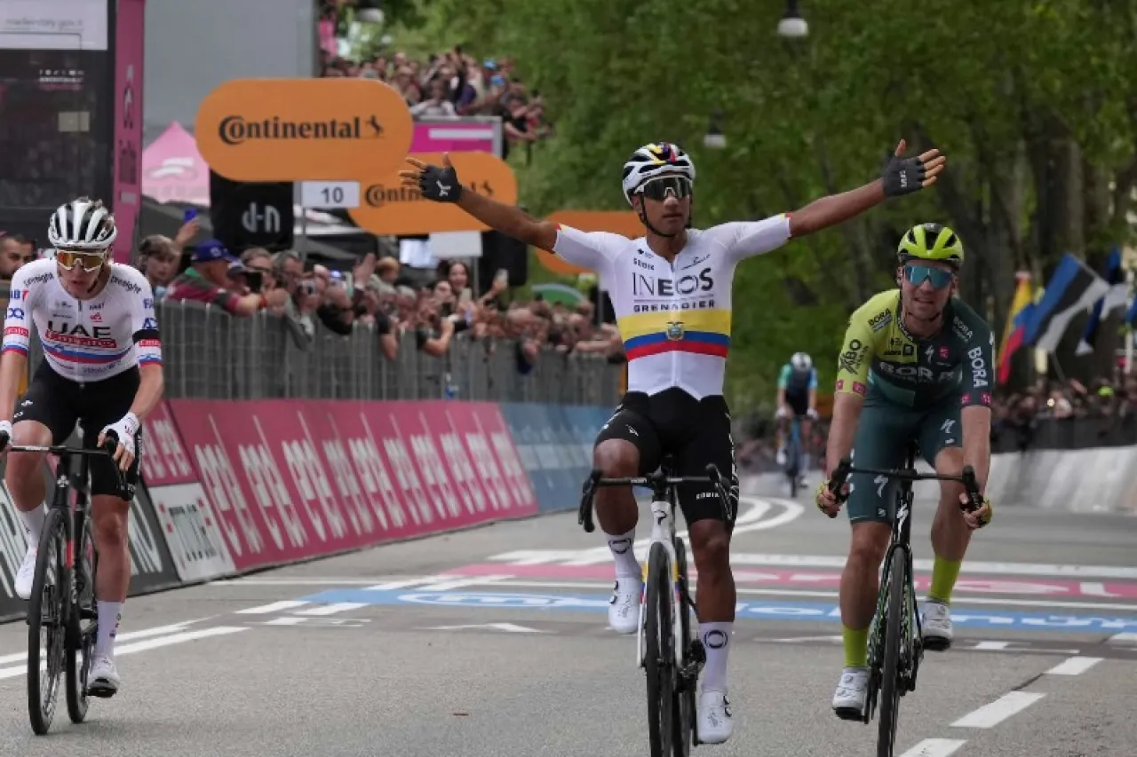 Jhonatan Narváez se lleva la primera etapa del Giro de Italia