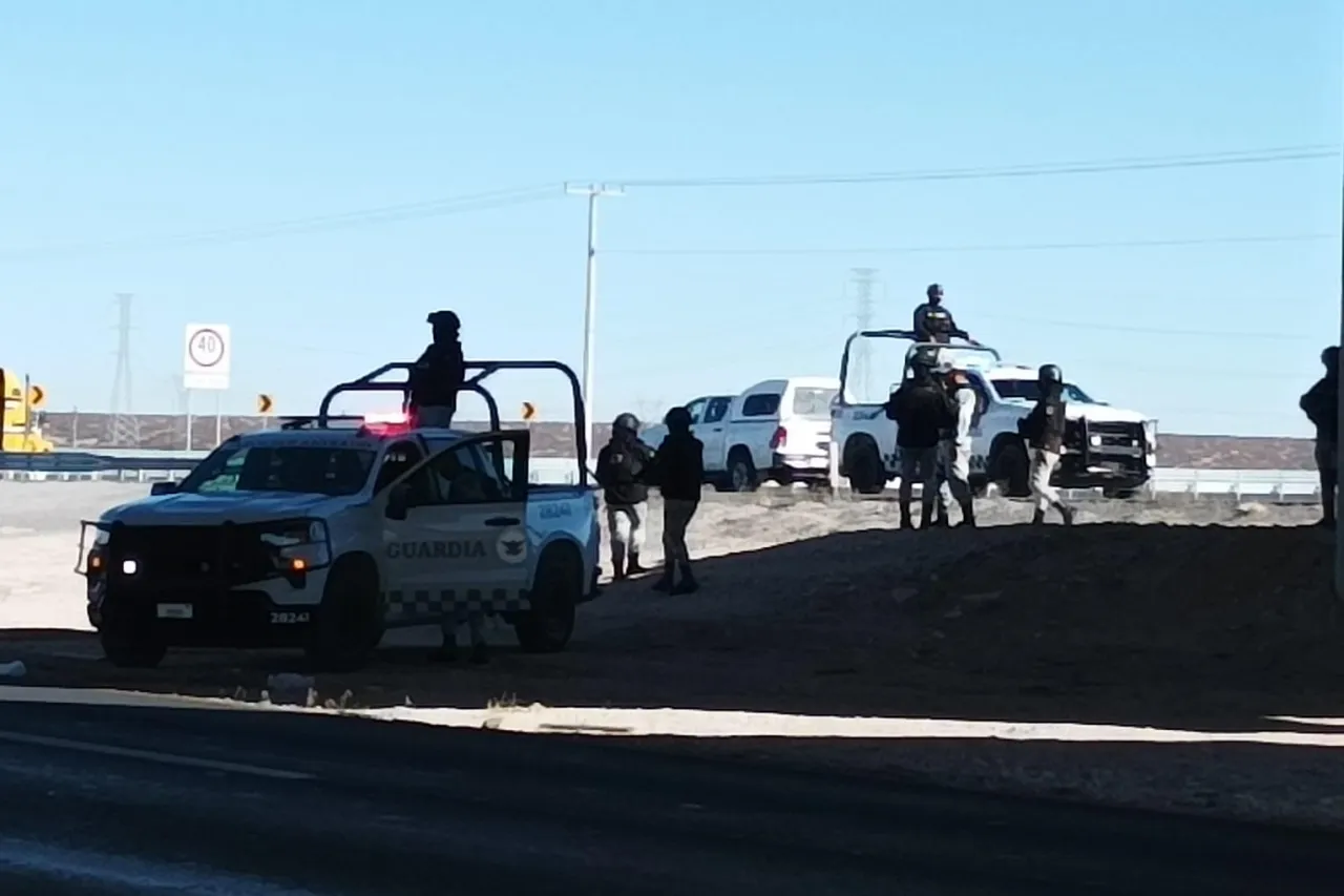 Matan a dos; los dejan a bordo de auto en la carretera a Juárez