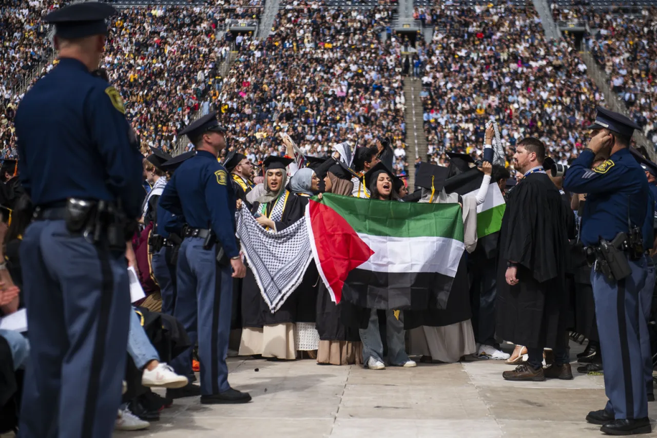 Protestan contra la guerra en Gaza en graduación de la Universidad de Michigan