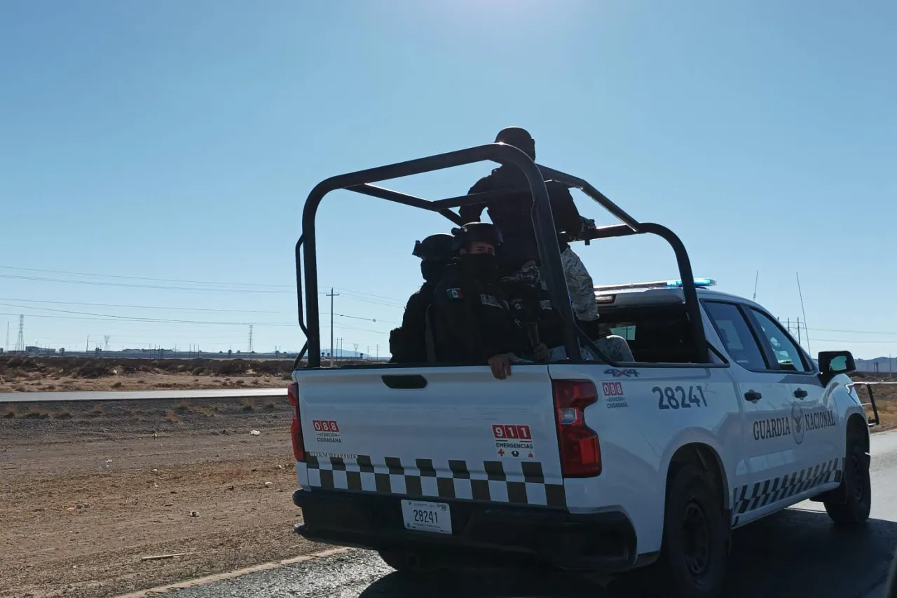 Matan a dos; los dejan a bordo de auto en la carretera a Juárez