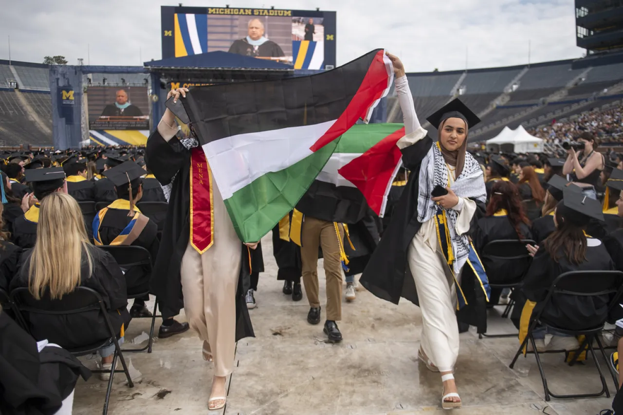 Protestan contra la guerra en Gaza en graduación de la Universidad de Michigan