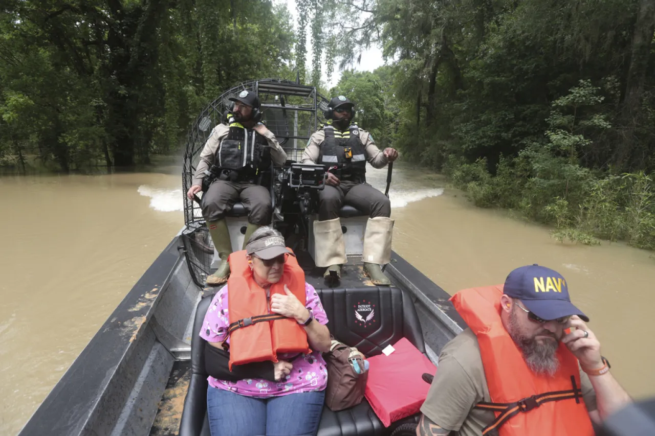 Rescatan a cientos de personas de inundaciones en Texas