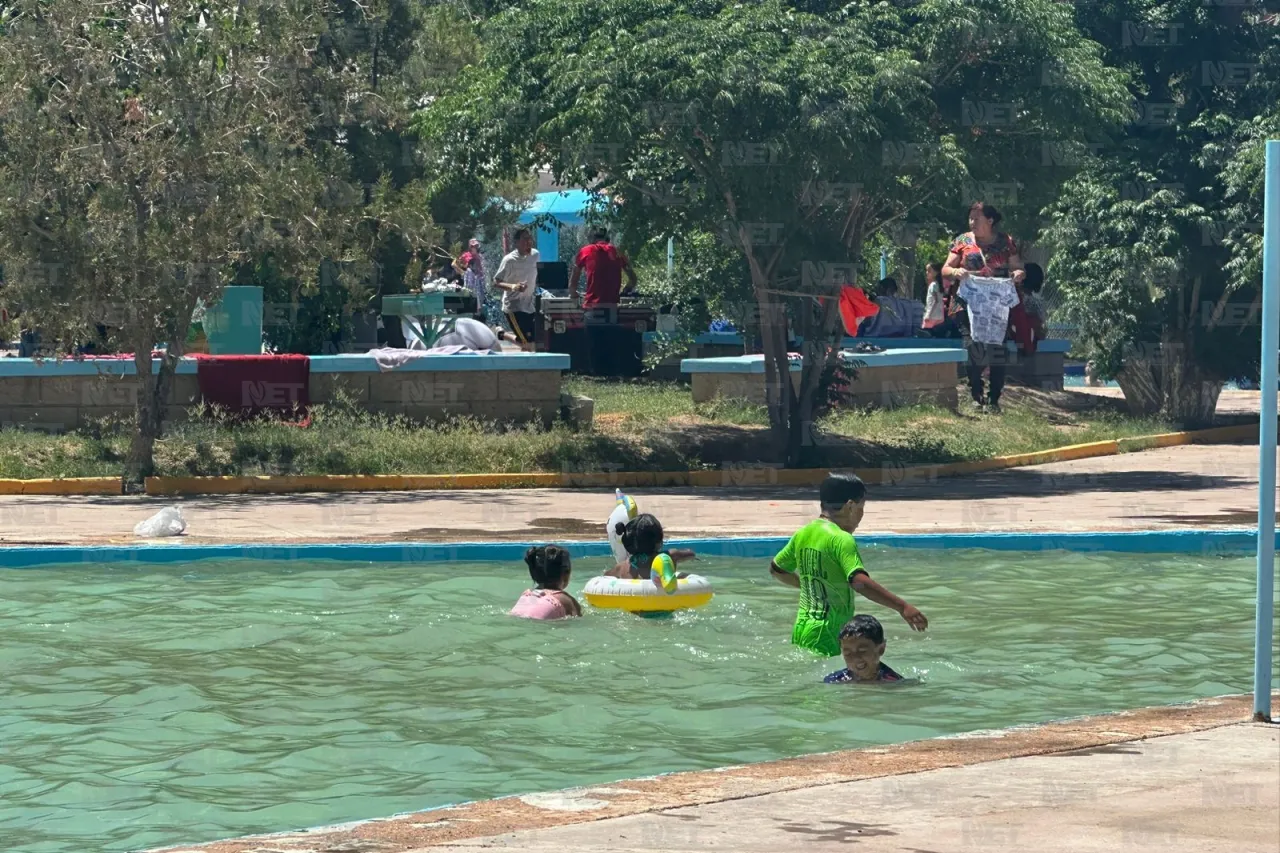 Disfrutan familias juarenses en el Aqua DIF