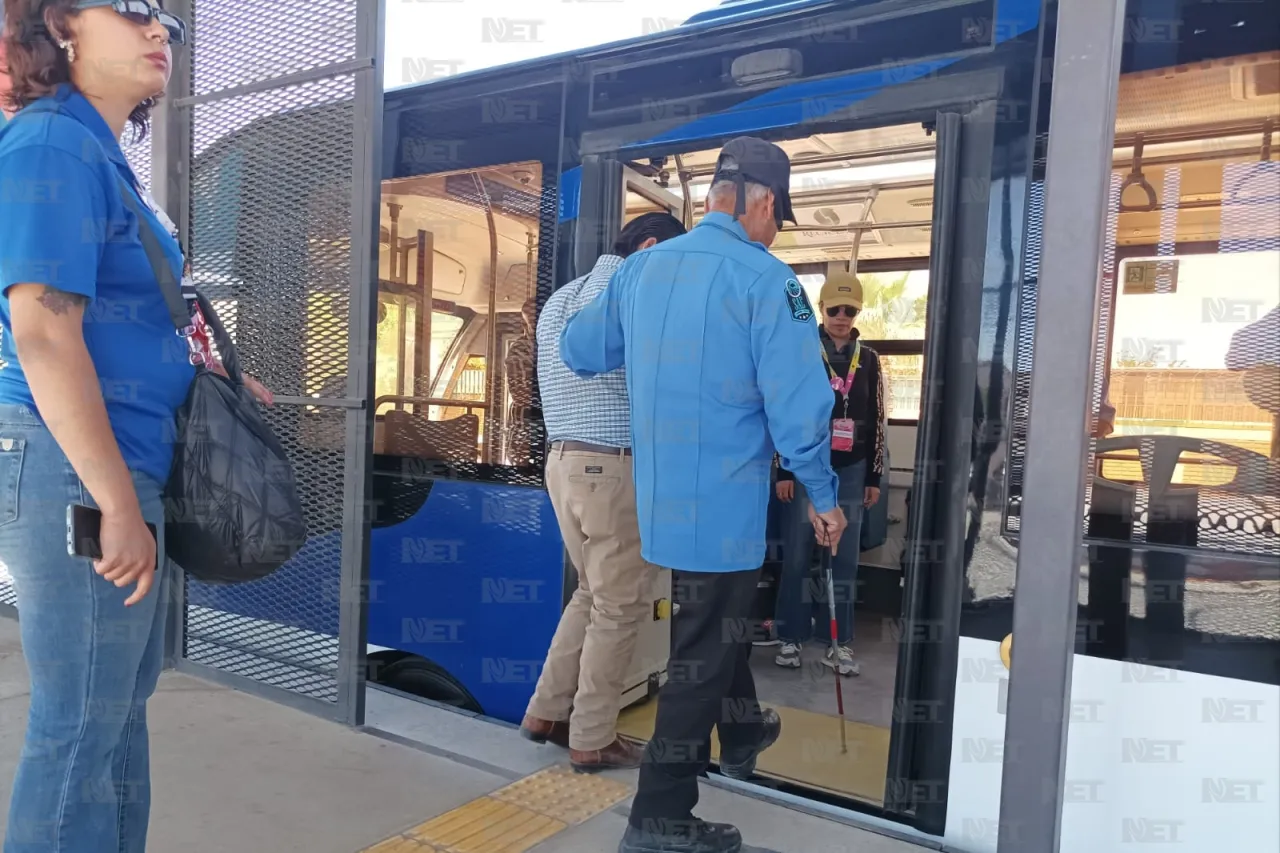 Capacitan a operadores del Juárez Bus para atender a personas con discapacidad
