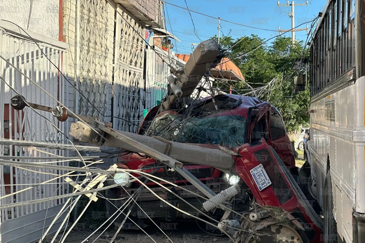 Chofer de camión se quema con su café y provoca accidente 