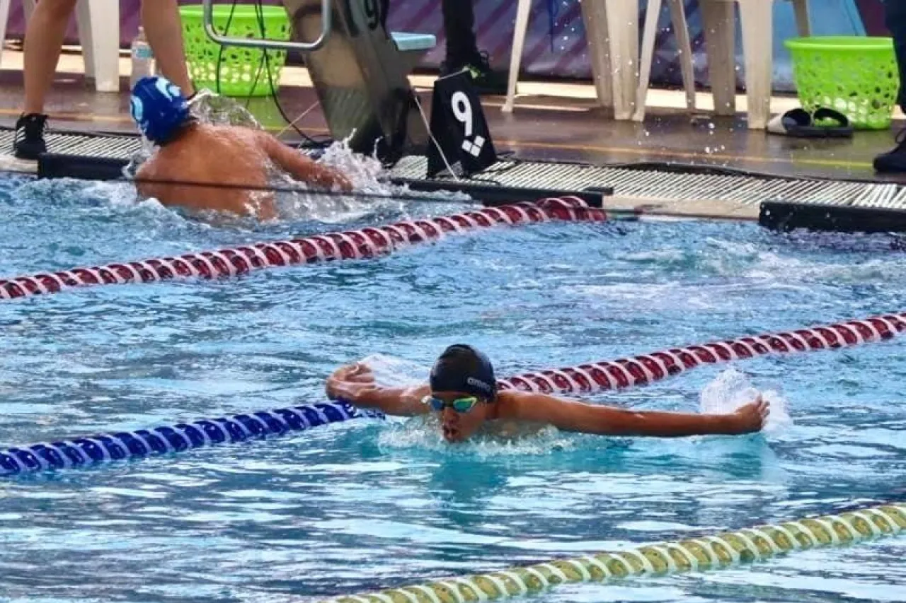 Taekwondon juarense gana bronce en prueba de natación