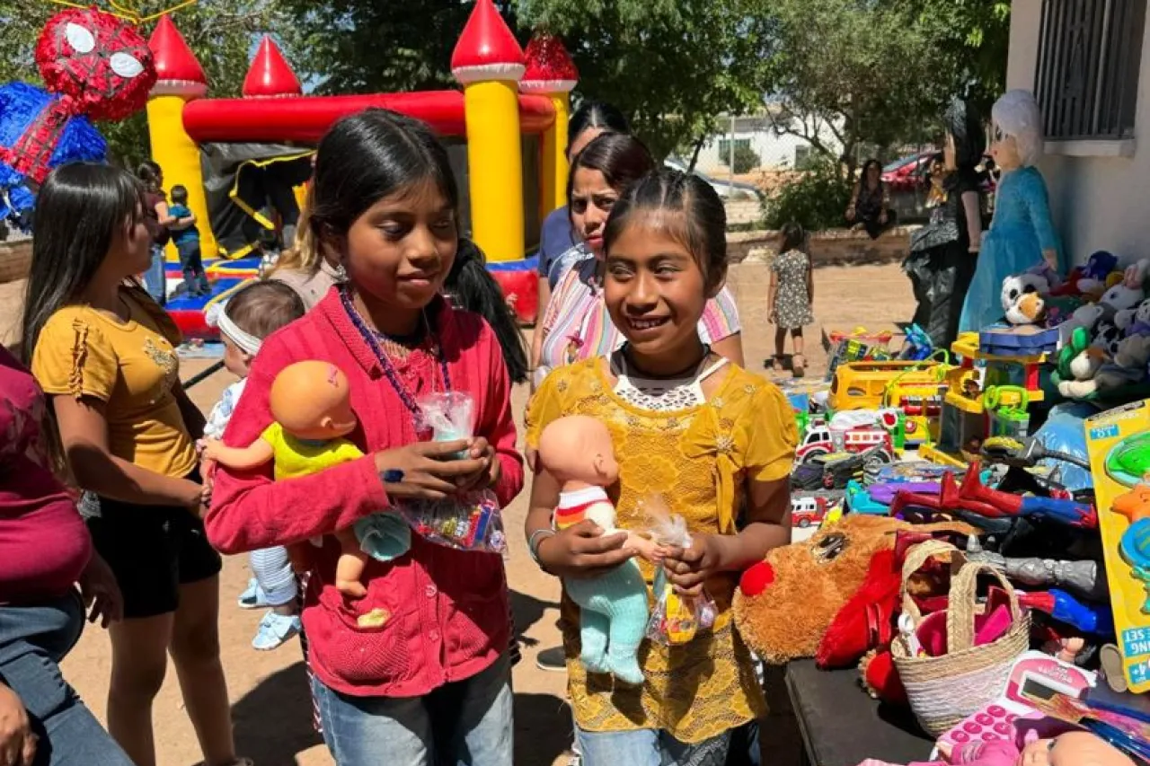 Gracias a juarenses entregan juguetes a niños del ejido Constitución