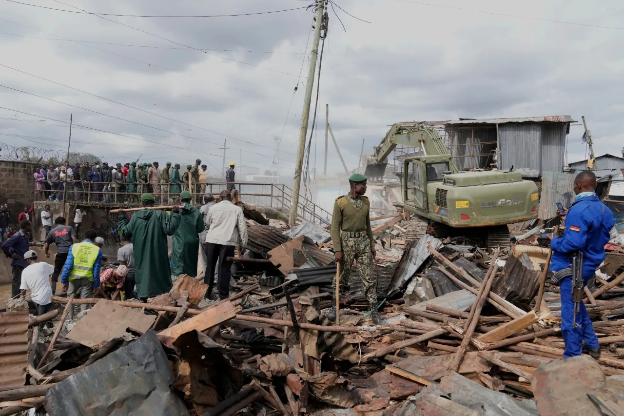 Gobierno de Kenia derriba casas en áreas proclives a inundaciones