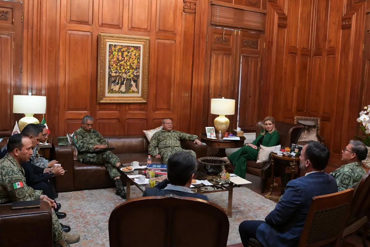 Reúne Maru Campos a mandos militares en Palacio de Gobierno