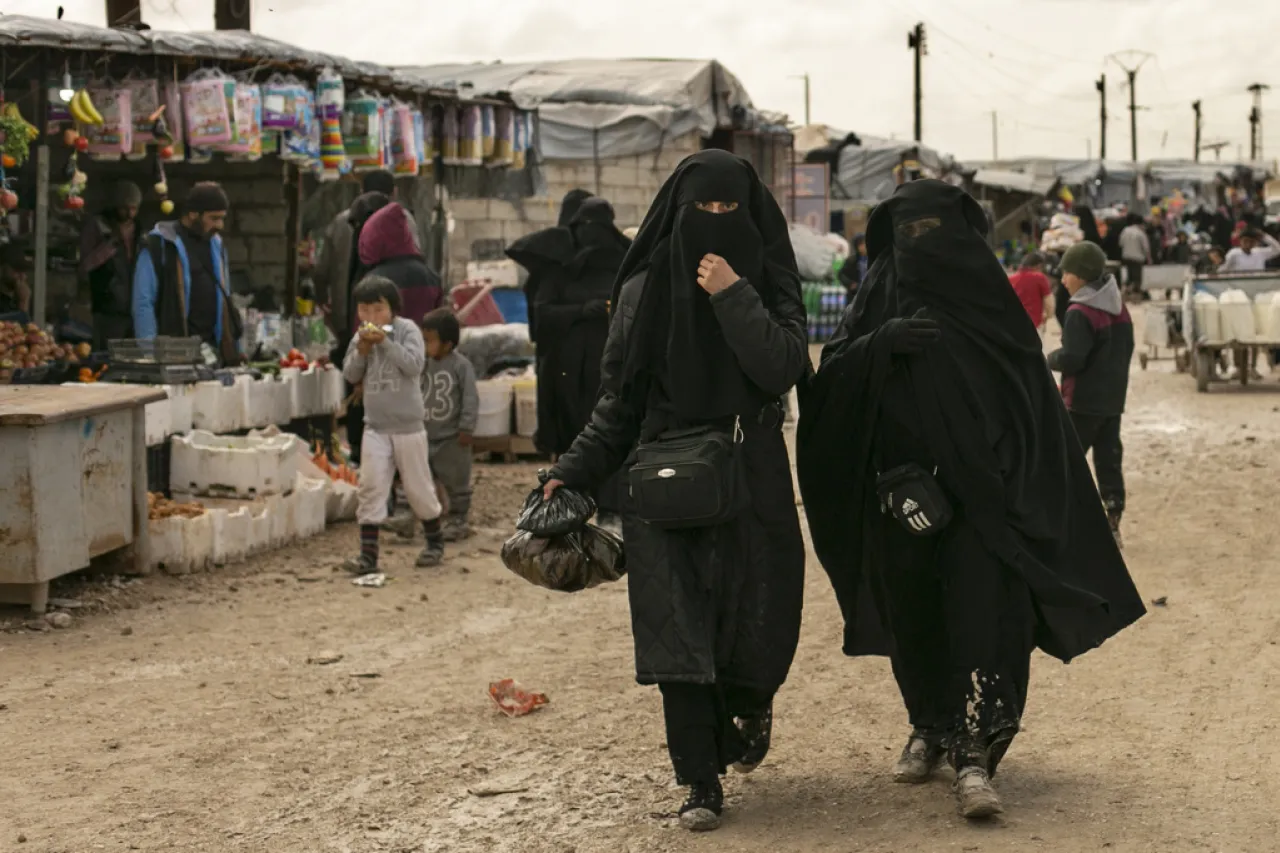 Sirios vuelven a casa tras pasar años en campamento de ISIS