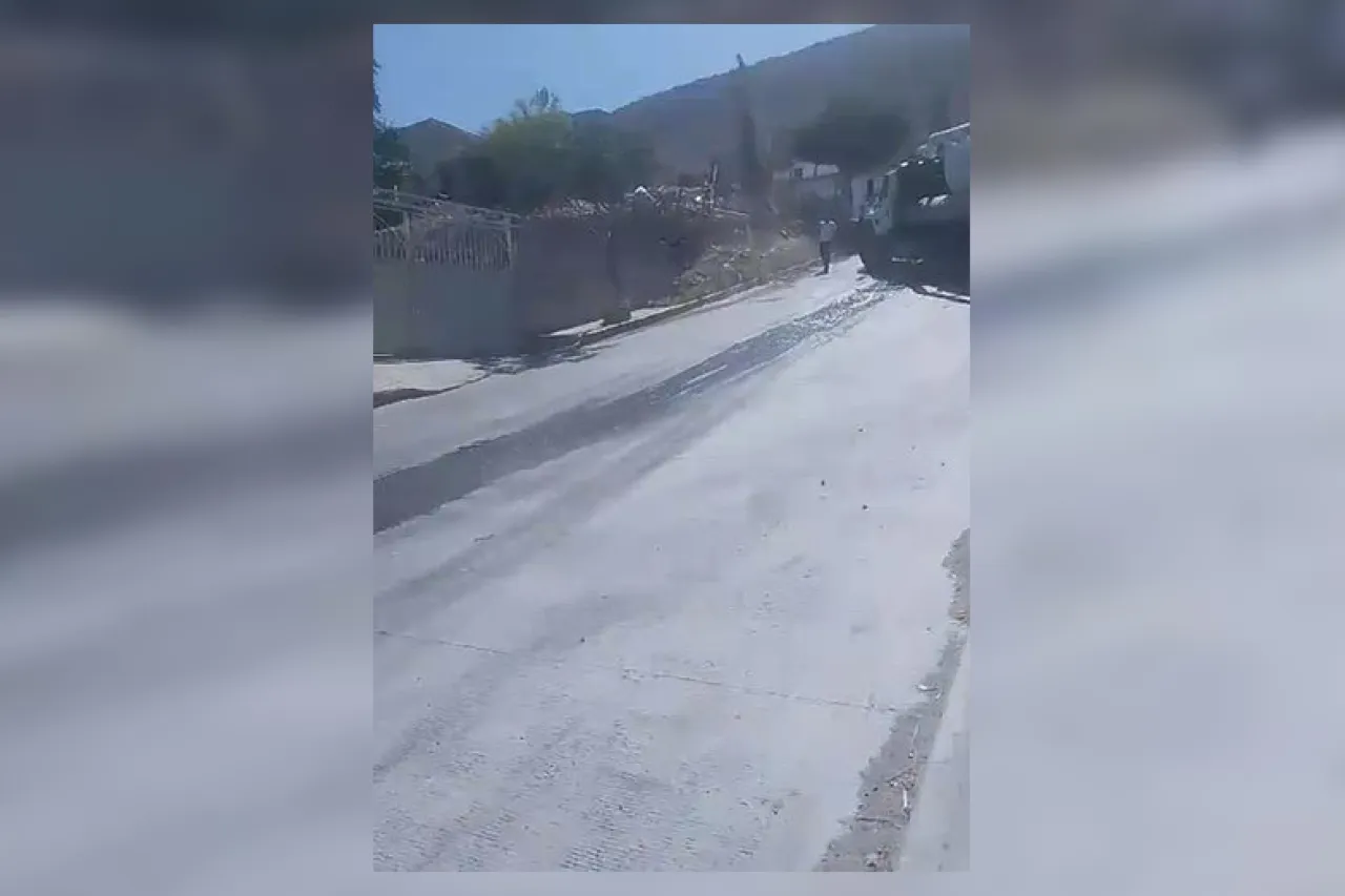 Video: Camión derrama diésel en calle en colonia Nueva Galeana