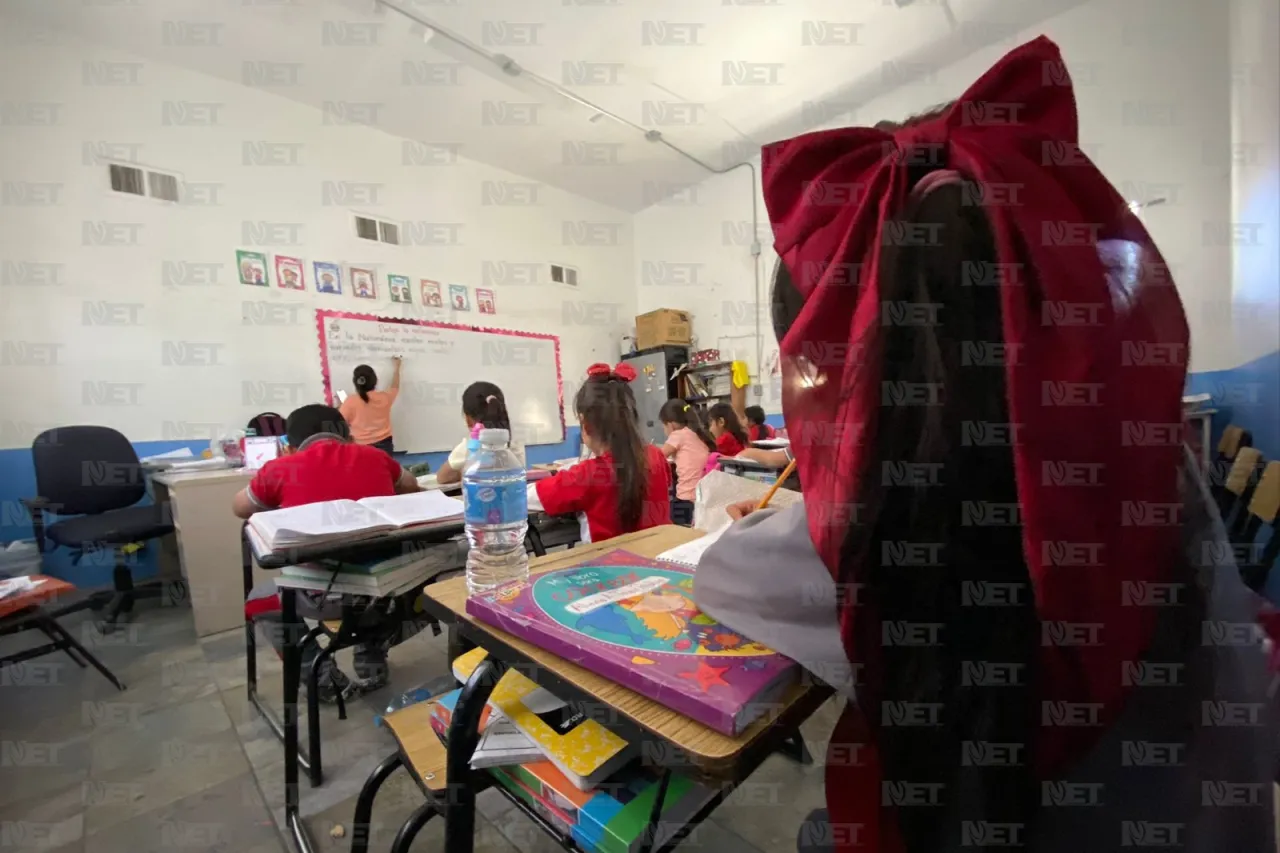 Alumnos de la Primero de Mayo toman clases sin aire y a oscuras