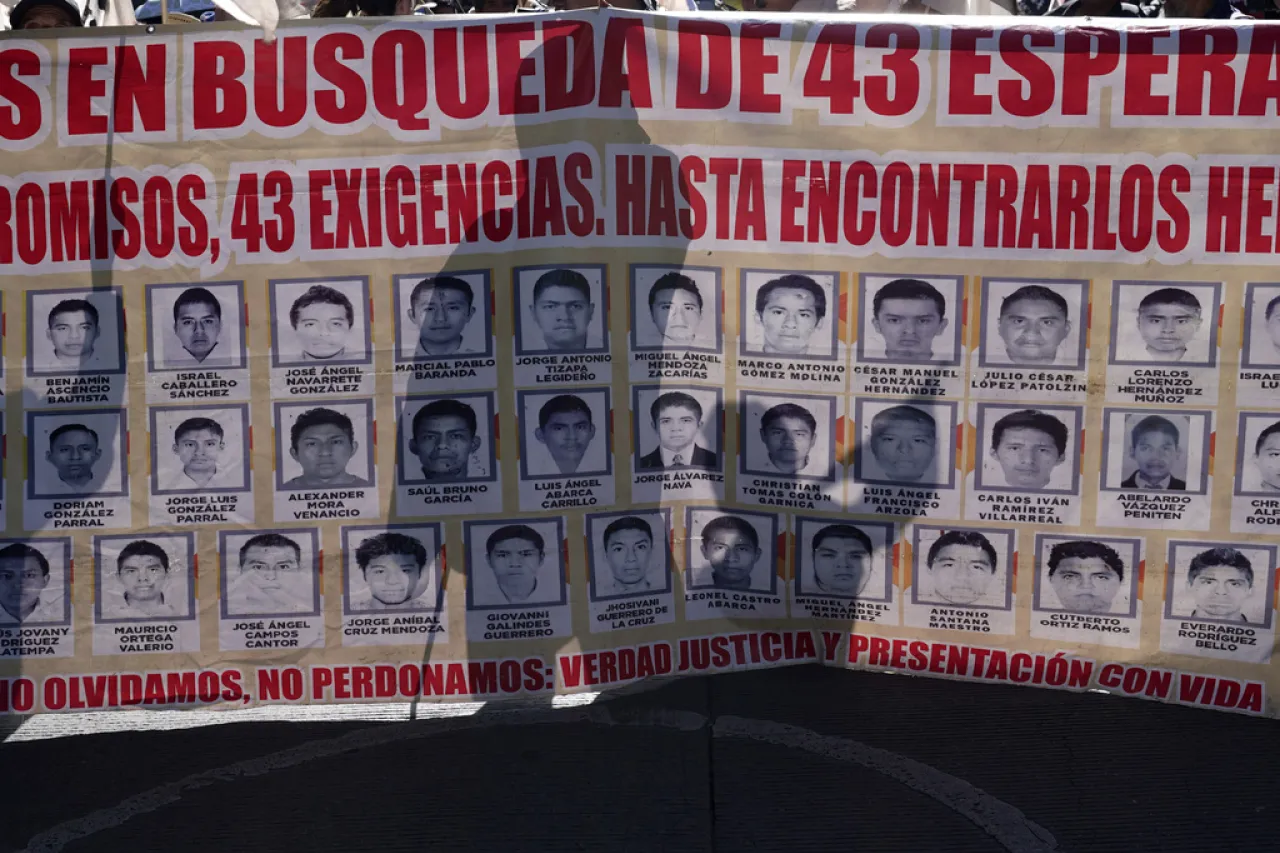 Acuerdan padres de Ayotzinapa reunión con AMLO y Sheinbaum