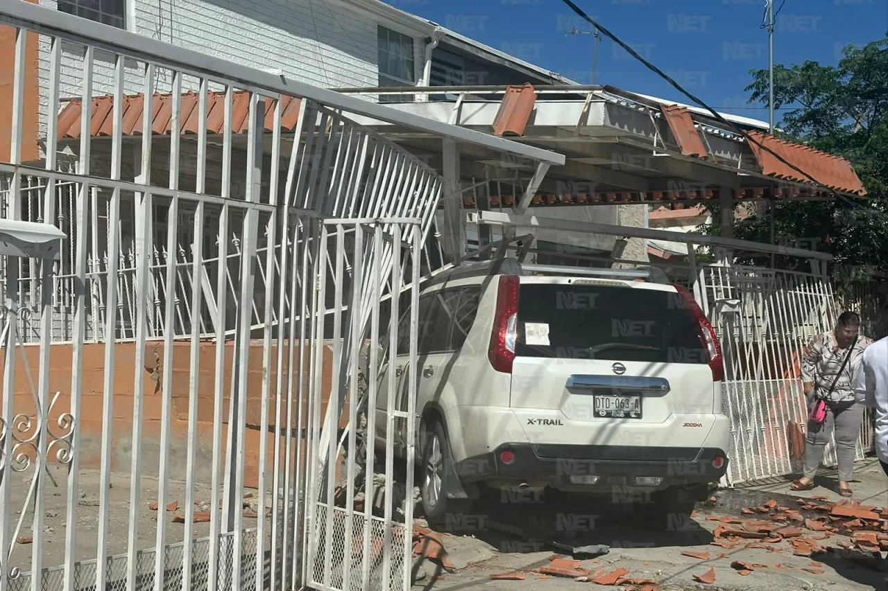 Fotos: Choca conductora dos viviendas frente al Parque de la Familia