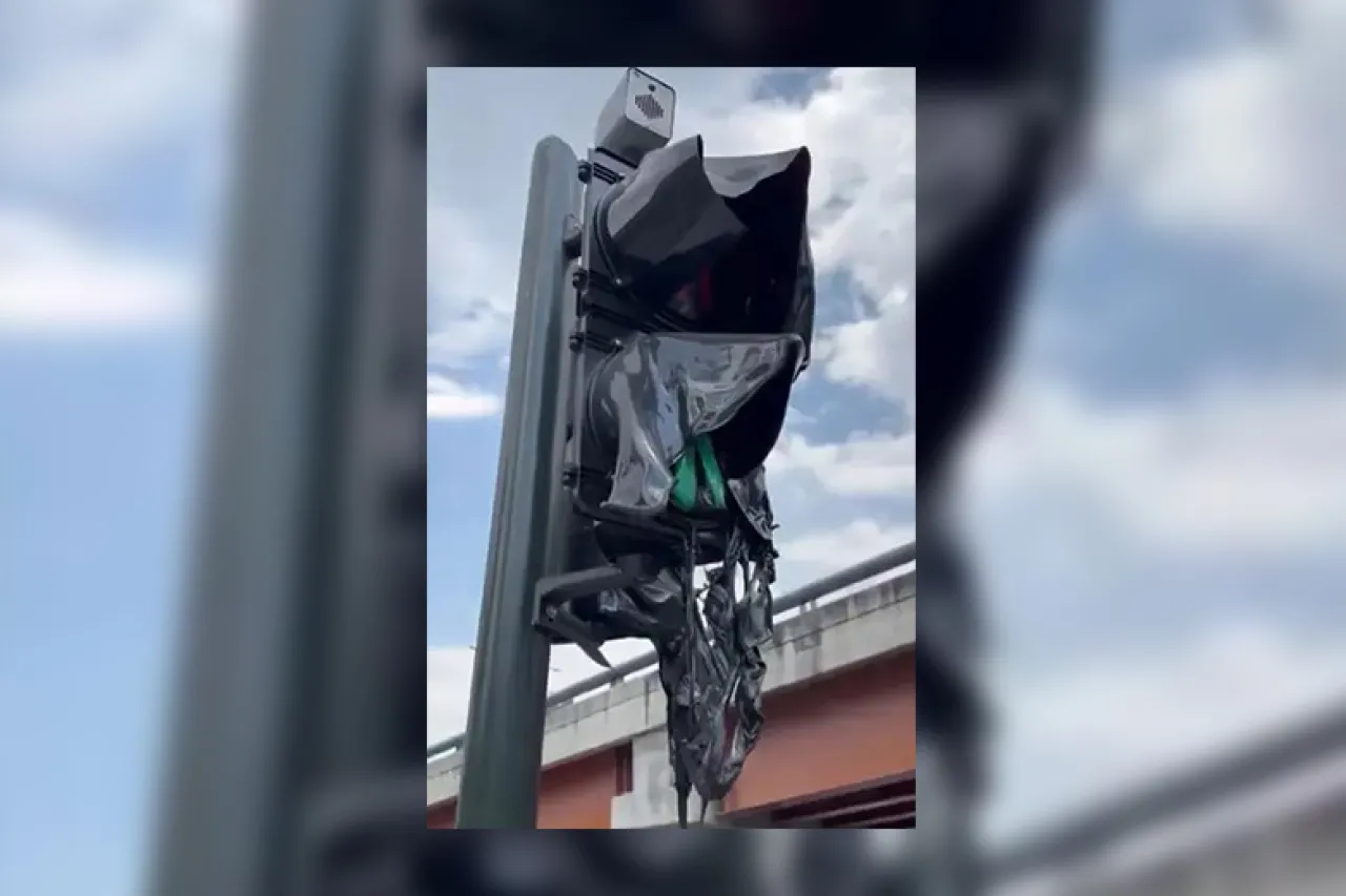 Imagen de semáforo derretido en Monterrey se viraliza; es falso