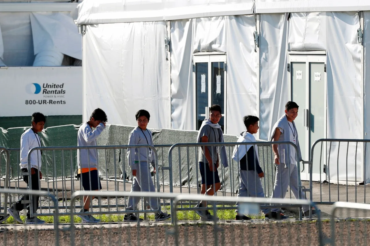 Busca EU poner fin parcial a supervisión judicial especial sobre niños migrantes