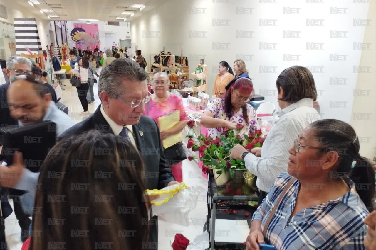 Entregan rosas a mamás en Pueblito Mexicano