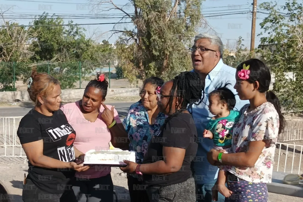 Celebran a mamás migrantes con flores y pastel