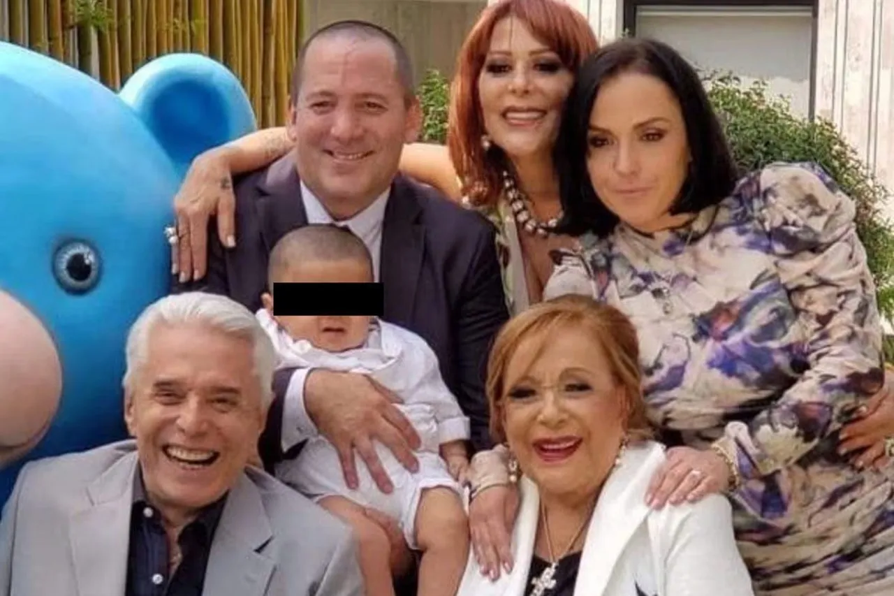 Mayela Laguna acusa a Enrique Guzmán de discriminar a su hijo Apolo