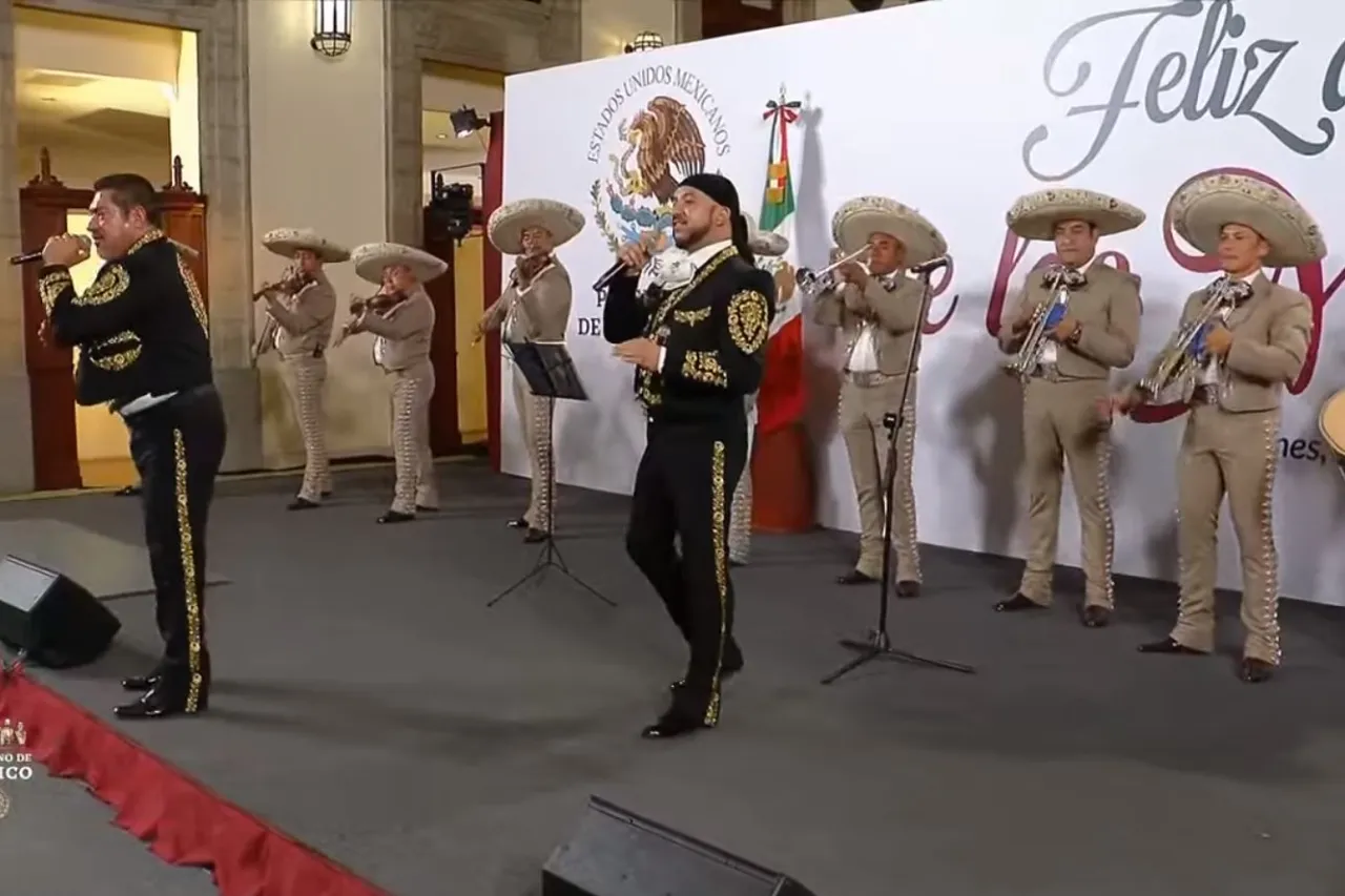 Con flores y mariachi celebra AMLO a las mamás de México