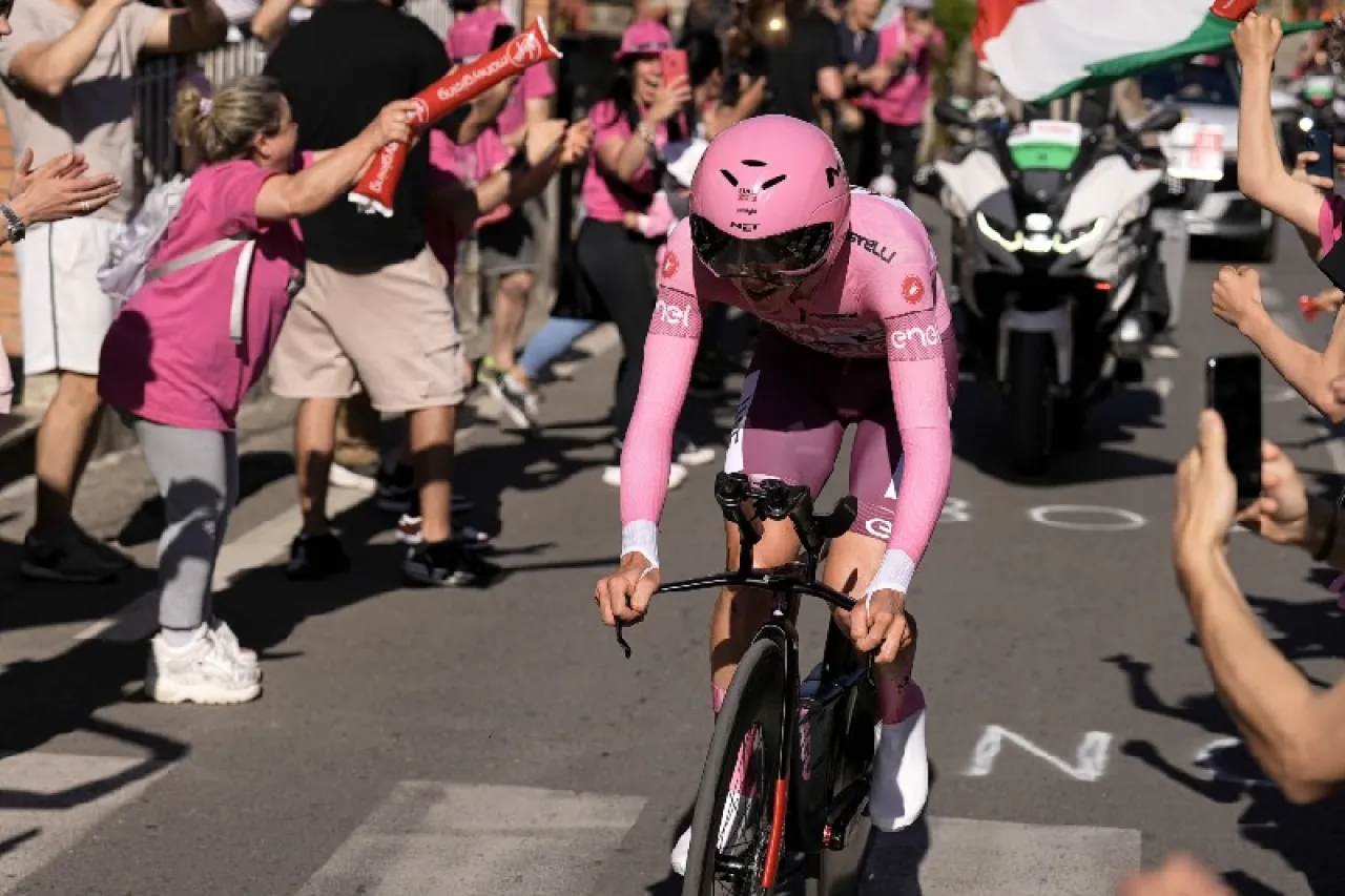 Tadej Pogačar da batacazo en el Giro de Italia ganando la contrarreloj
