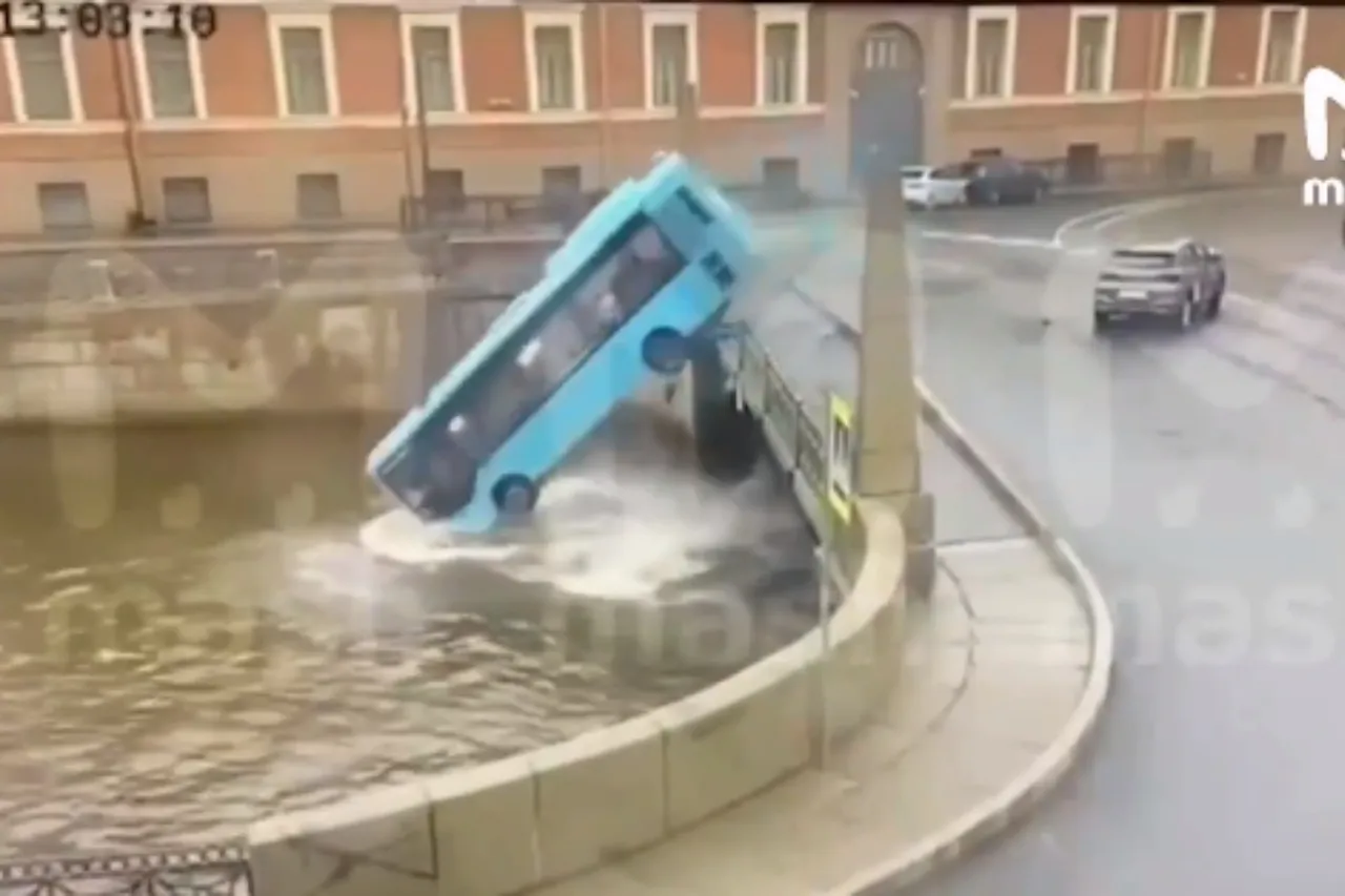 Video: Autobús cae a un río en Rusia con 20 pasajeros abordo