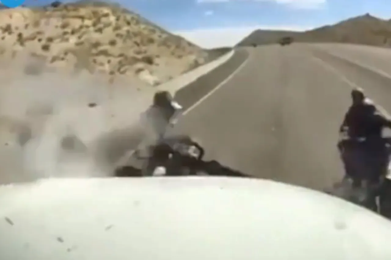Video: Trailero invade carril contrario por varios segundos y mata a tres bikers