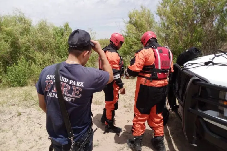 Bomberos rescatan a una persona del río Grande