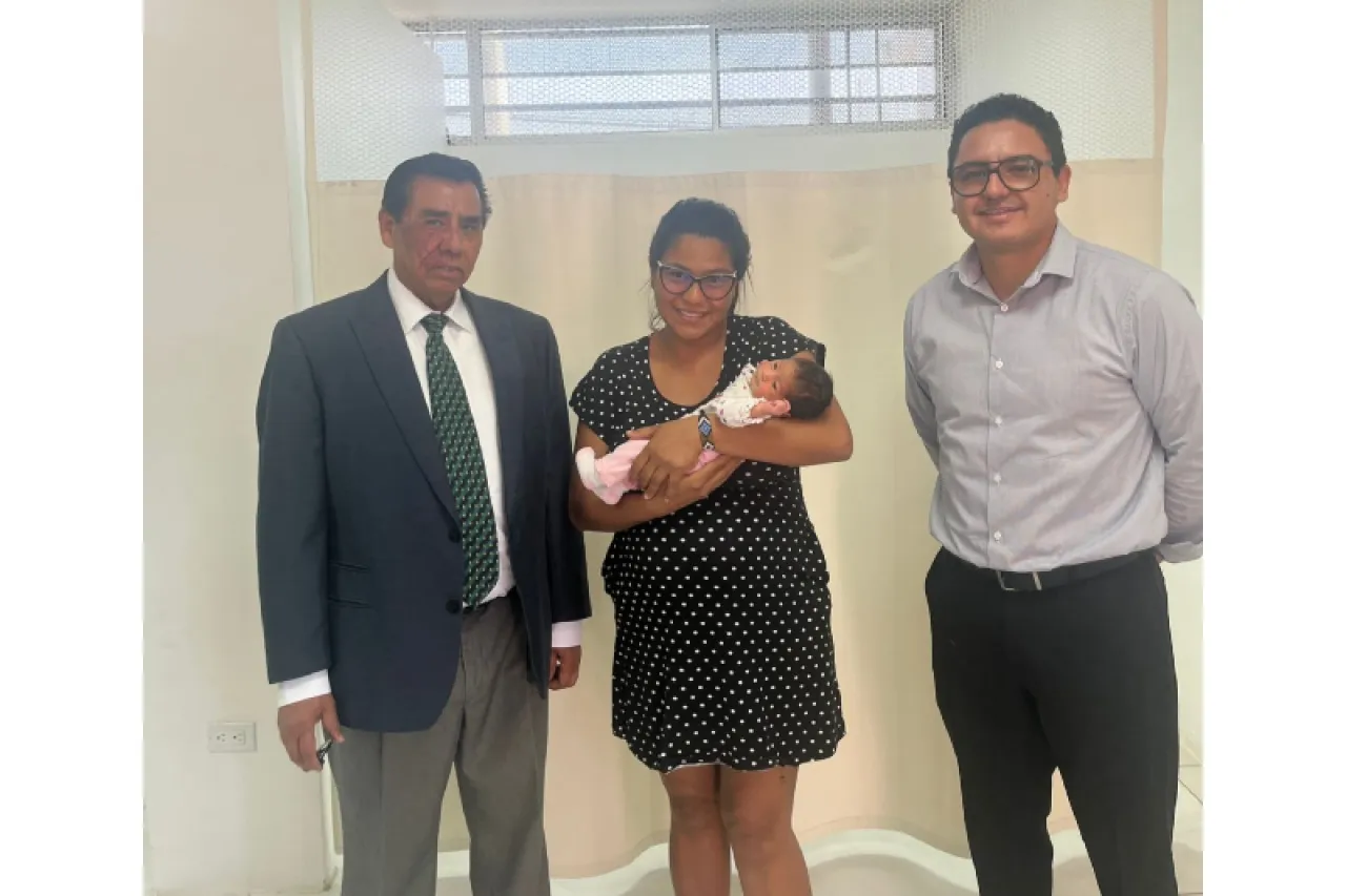 Migrante colombiana nombra a su bebé en honor al refugio en el que se queda