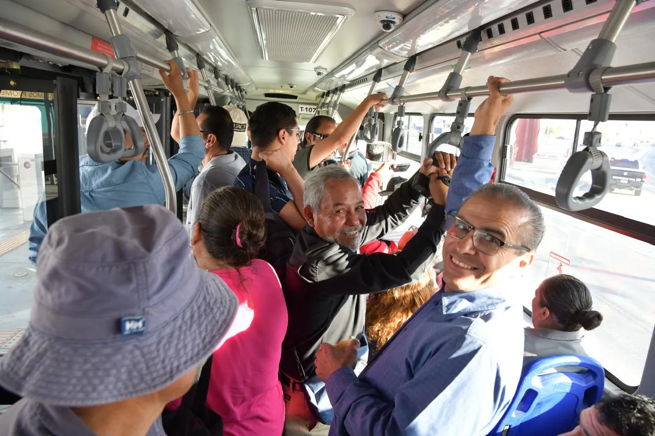 Estrenan cientos de usuarios el Juárez Bus