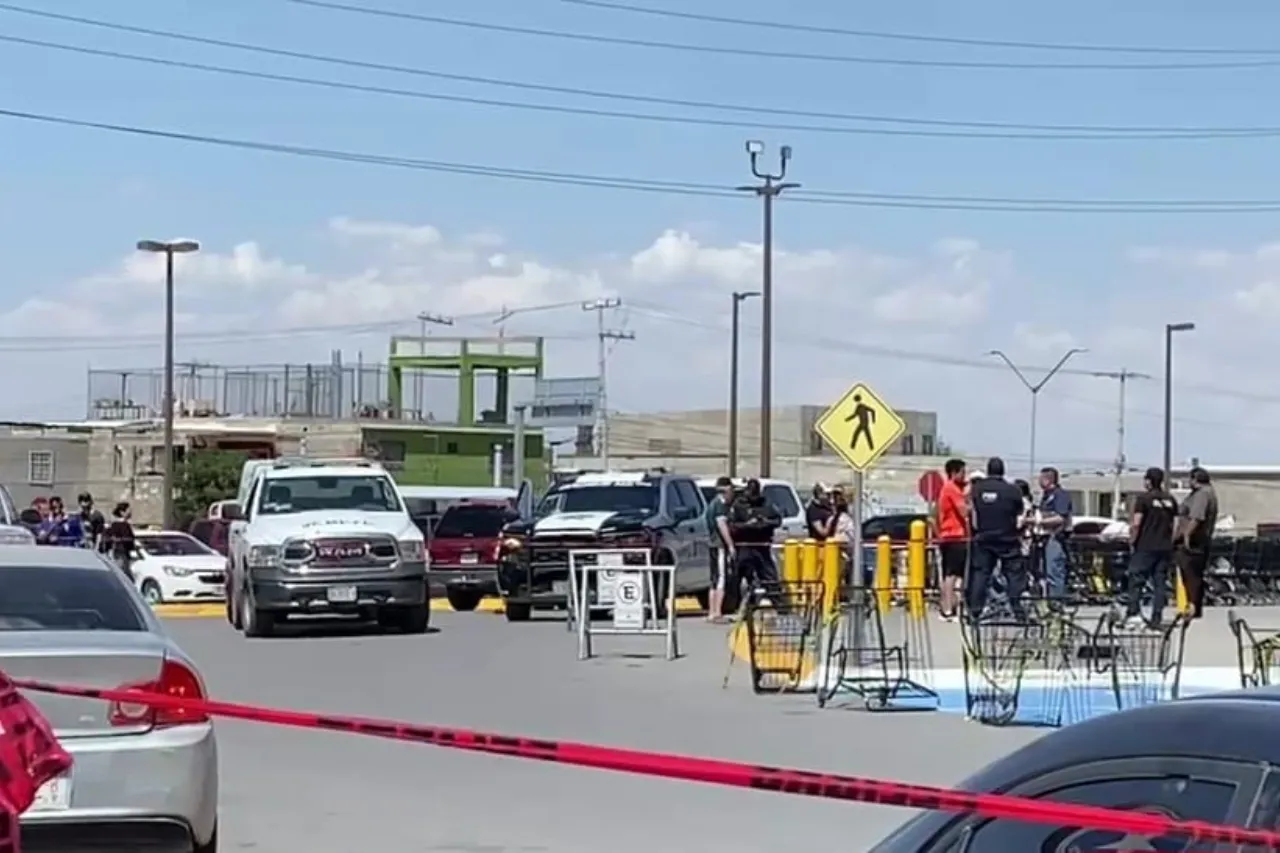 Juárez: Muere hombre en estacionamiento de supermercado