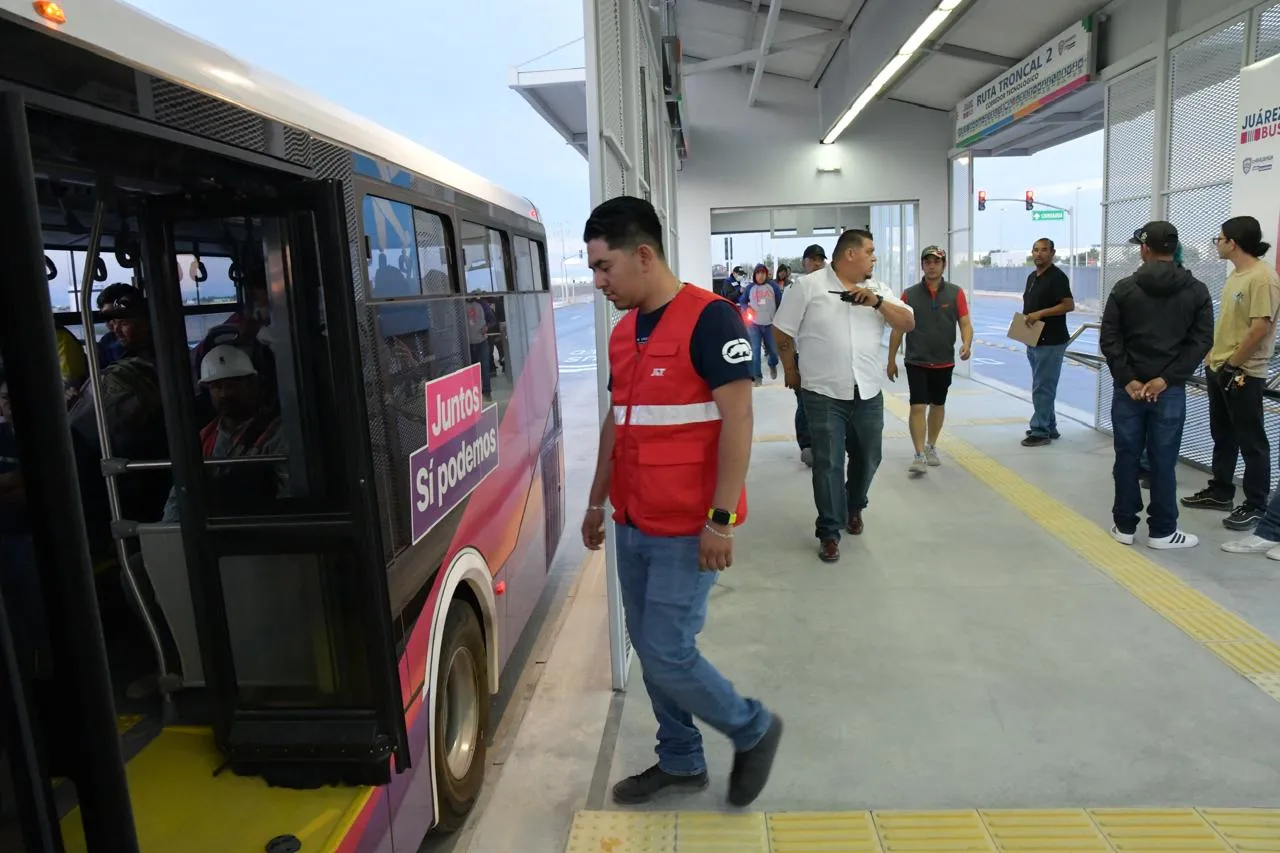 Estrenan cientos de usuarios el Juárez Bus