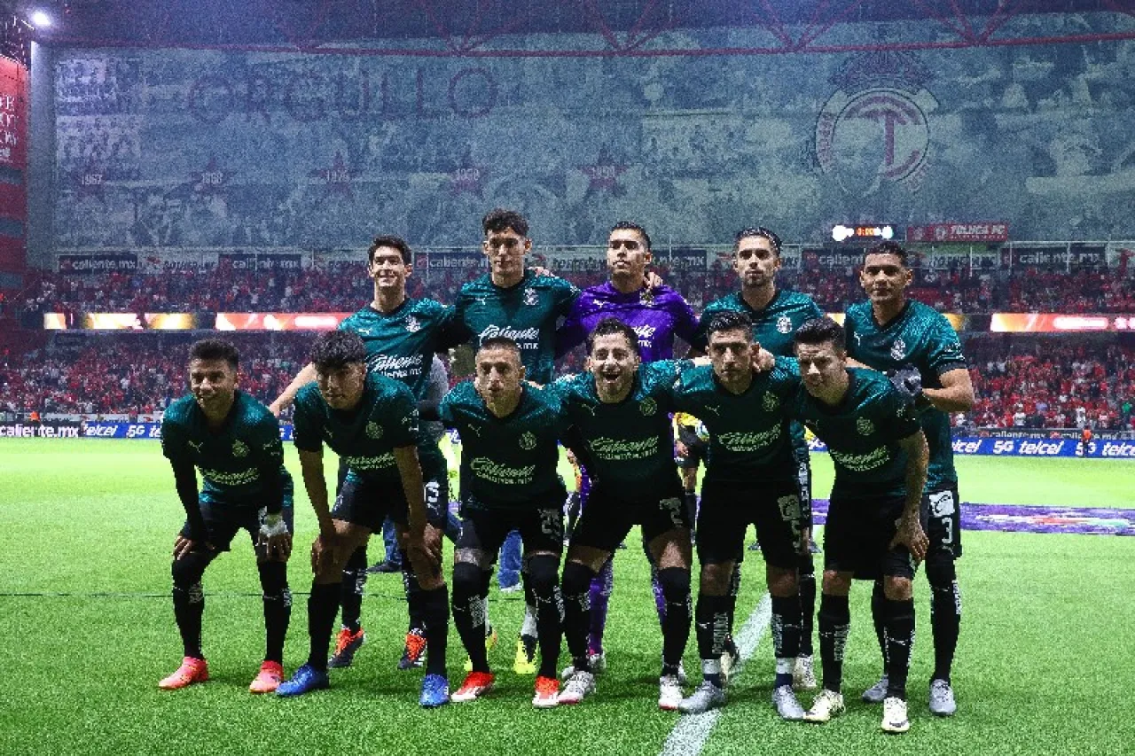 Chivas elimina a Toluca con polémica por gol anulado