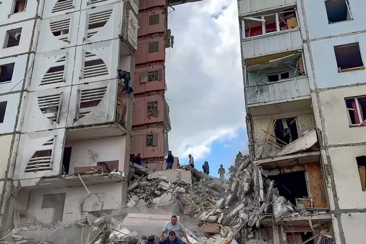 Ocho muertos y 20 heridos al derrumbarse edificio en Rusia