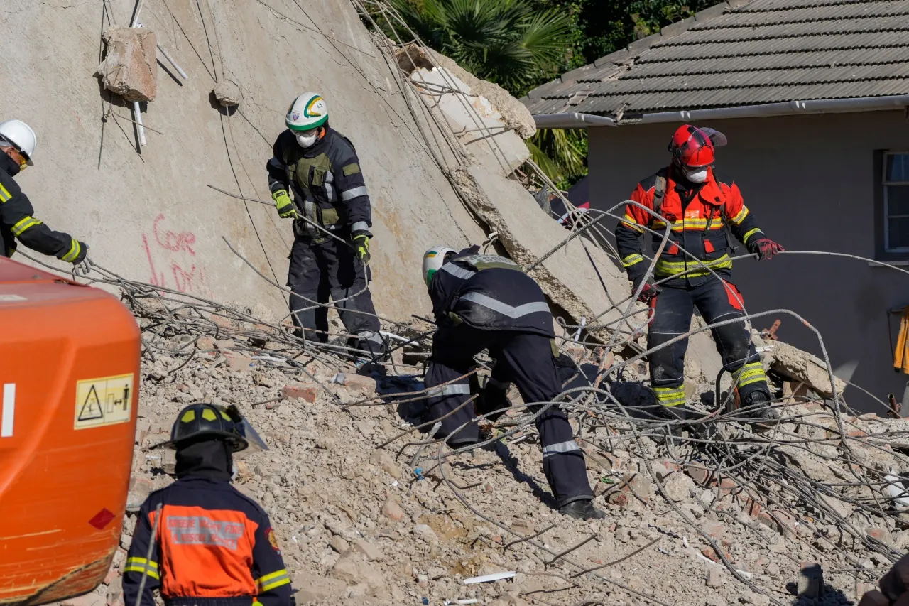 Aumentan a 32 los muertos por derrumbe de un edificio en Sudáfrica