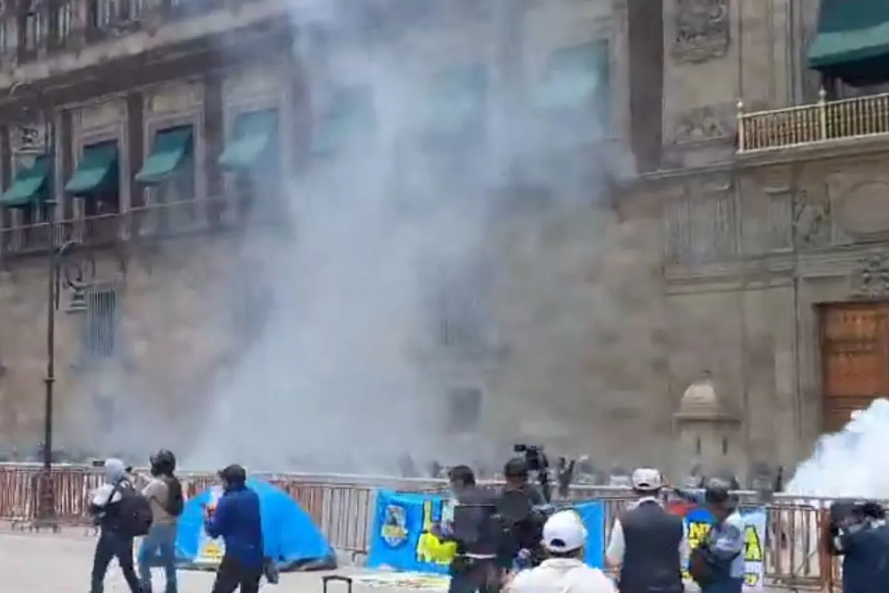 Video: Lanzan normalistas cohetones contra Palacio Nacional
