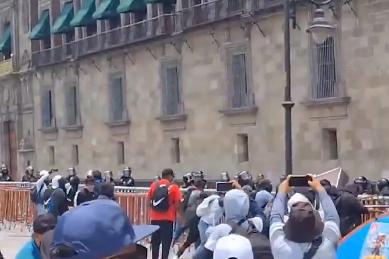Protestas de normalistas en Palacio Nacional deja 26 policías lesionados