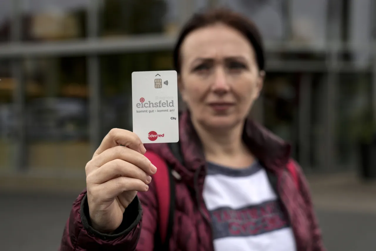 Alemania entrega tarjetas a migrantes; críticos dicen que es discriminatorio