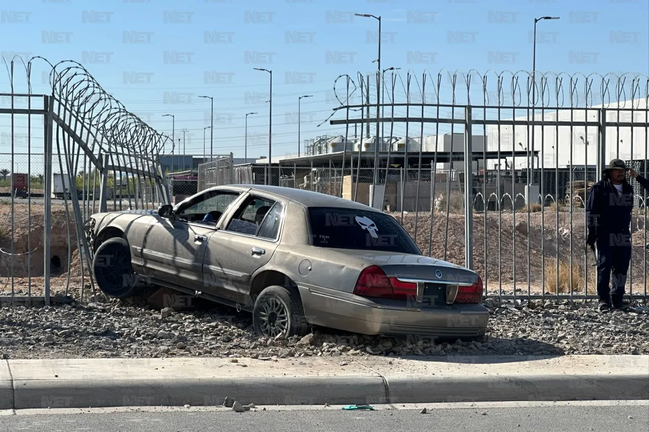 Juárez: Estrella su auto contra cerca de maquiladora y huye a pie